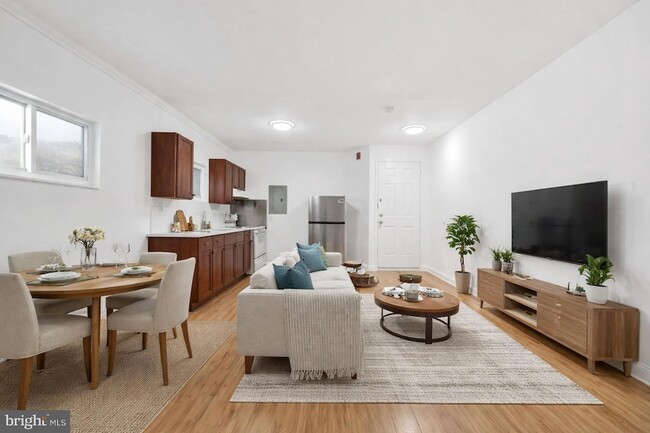 Building Photo - 2040 Frankford Ave Unit 2ND FL REAR