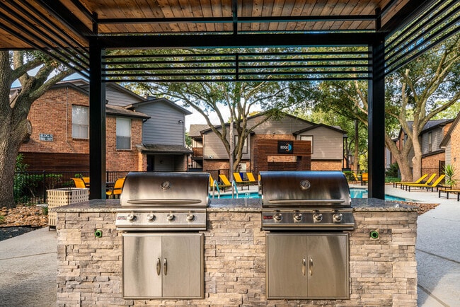 Outdoor Kitchen - The Edge at Clear Lake