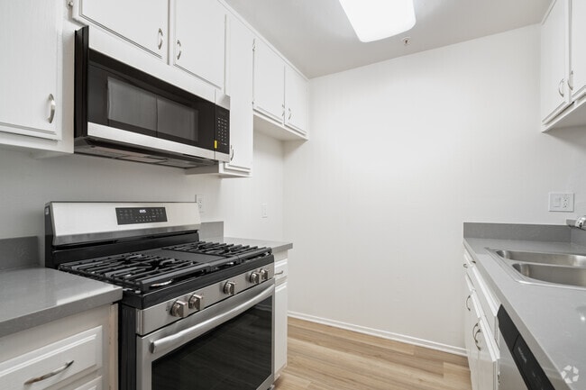 2BR, 2BA - 961SF - Kitchen - Brookside Apartments