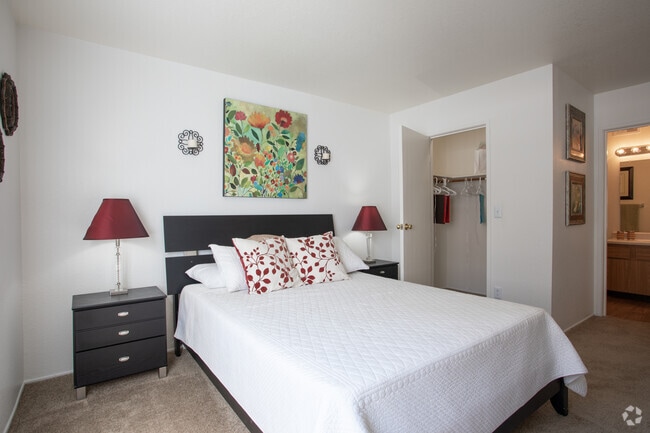 2BR, 2BA - 1,003 SF - The Overlook At Pusch Ridge