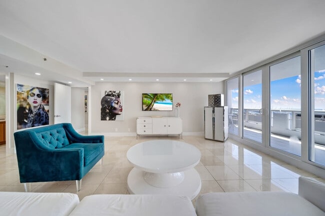 Building Photo - 1717 N Bayshore Dr Unit FL39-ID1055606P