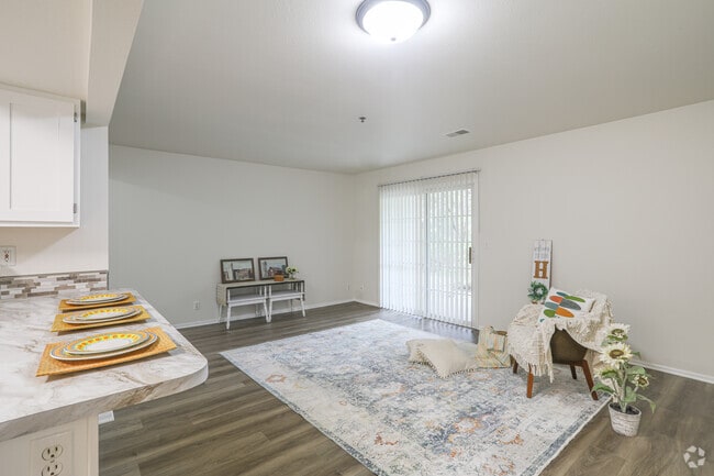 3 BR, 2 BA - 1100 SF - Oak Forest Apartments