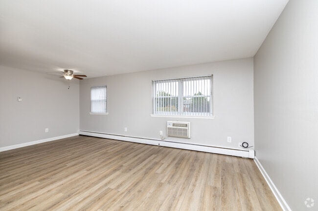 1BR, 1BA - 713SF - Living Room - Warrington Crossings