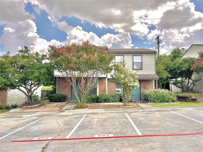 Building Photo - 800 W Collins St