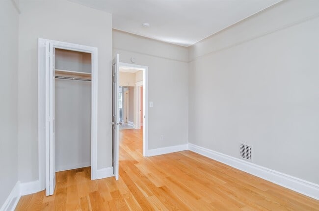 Photo - 124 W 54th St