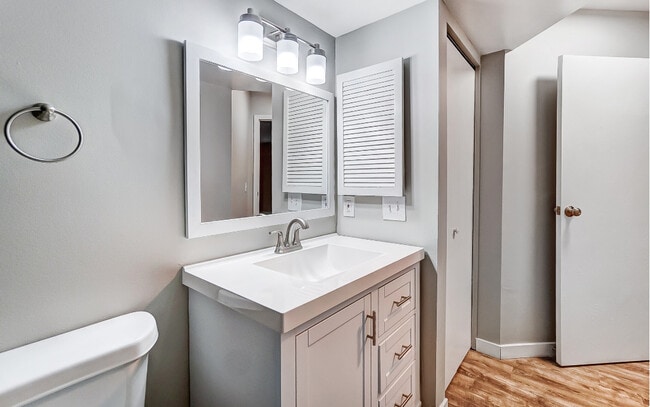 1 Bedroom Bathroom - Royal Cove