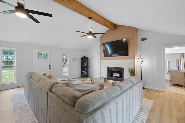 Building Photo - 327 W Texas St Unit ID1309041P