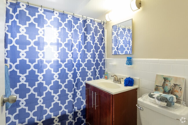 1BR, 1BA - 525 SF - Capital Plaza Apartments