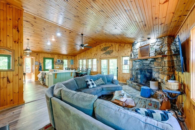 Building Photo - 623 Buggy Barn Rd Unit ID1352860P