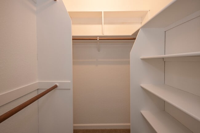 Spacious closet - Huntcliffe Apartments
