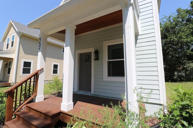 Photo - 952 Alexander St