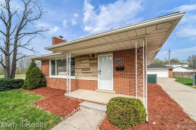 Photo - 5972 McMillan St