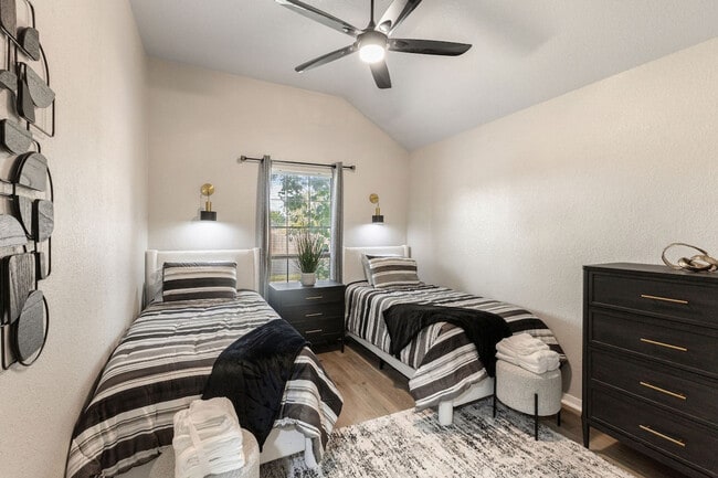 Photo - 506 James Loop Unit SI ID1630306P