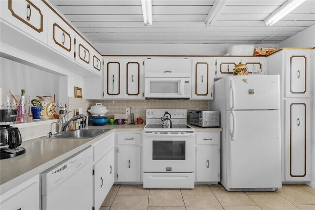 Photo - 3551 Inverrary Dr Unit 208