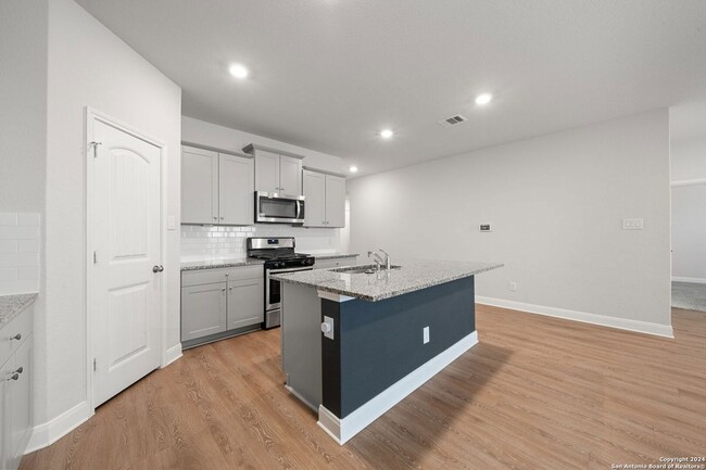 Photo - 1080 Amble Oak
