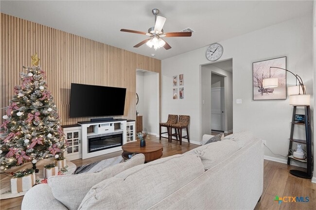 Photo - 1913 Zabcikville Dr