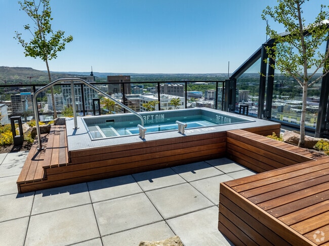 Rooftop Jacuzzi - Arthur