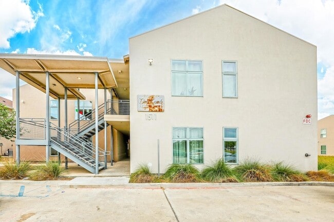 Building Photo - 1511 Don Camilo Blvd Unit 3