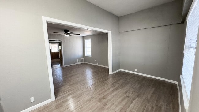 Photo - 212 Ave L