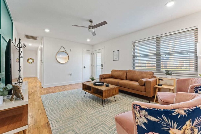 Building Photo - 407 NW H St Unit ID1250720P