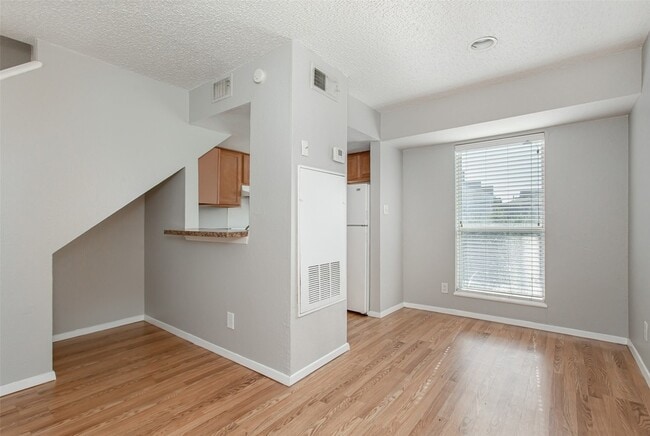 Photo - 1901 N Fitzhugh Ave Unit 19B