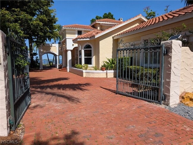 Photo - 2878 Valencia Way