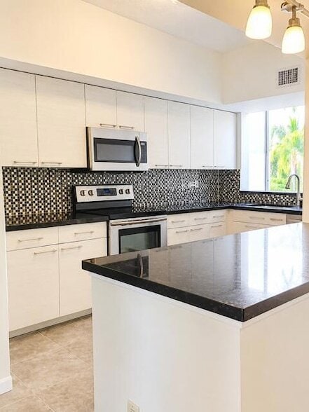Building Photo - 8304 NW 24th St Unit 8304