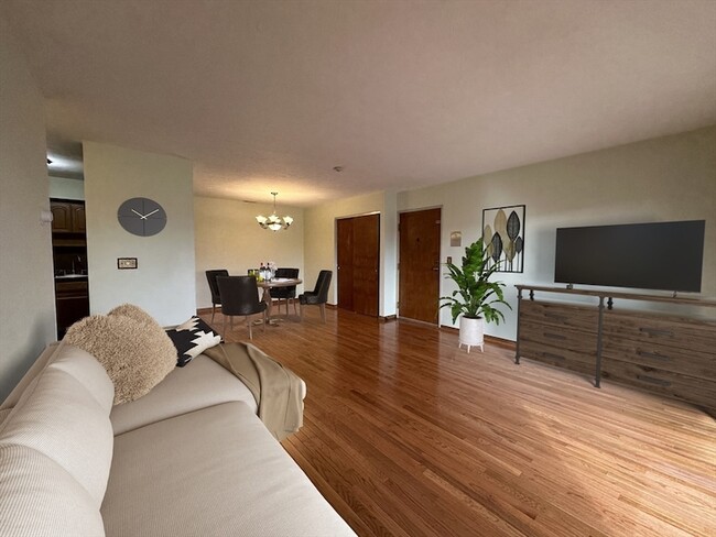 Photo - 340 Sunderland Rd Unit 17