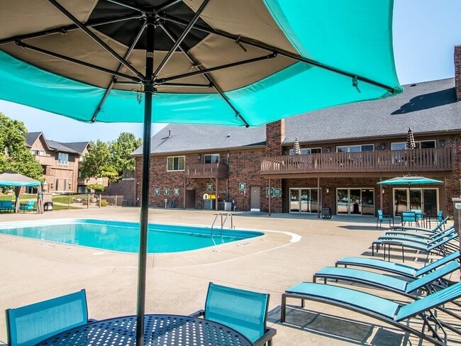 Relax By The Pool & Soak Up The Sun - The Landings of Fountain Pointe