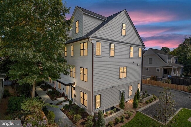 Building Photo - 909 N Irving St