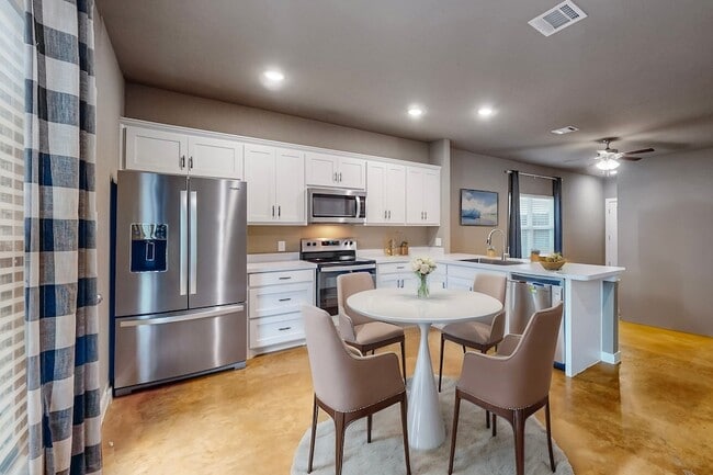 Photo - 209 S Baugh St