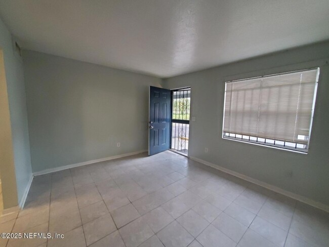 Photo - 2840 Cook St