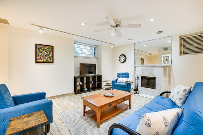 Photo - 2238 N Geneva Terrace Unit ID1306104P