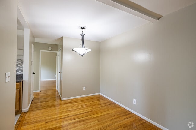 1BR, 1BA - 750SF - Dining Room - MEADOWBROOK GARDENS APARTMENTS