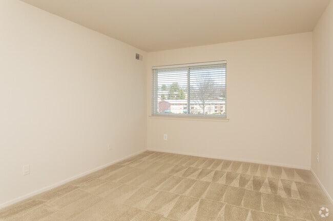 2BR, 1.5BA - 943 SF - Idylwood Village West