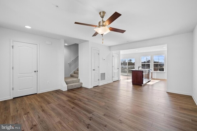 Photo - 456 Peleton St