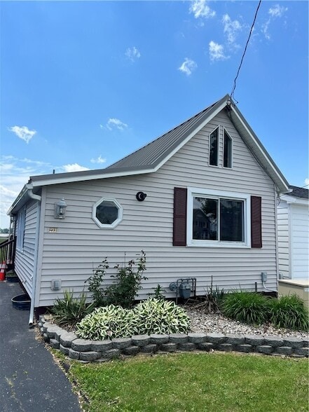 Building Photo - 2331 Edgemere Dr