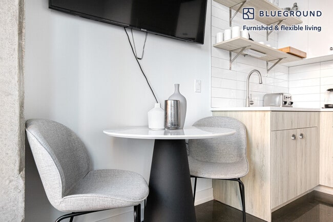 Photo - 108 W Chicago Ave Unit FL8-ID365