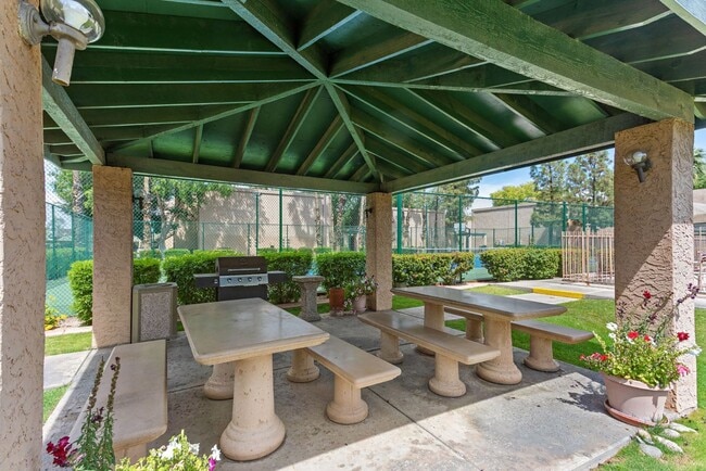 Picnic & BBQ Area | Shorebird Apartments - Shorebird