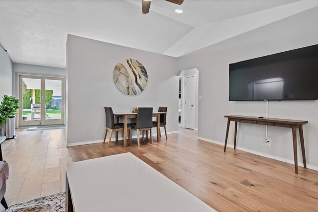 Building Photo - 925 N Stonehenge Way Unit ID1250620P