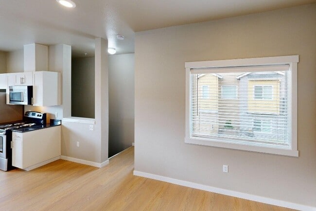 Berkeley 1x1 Living Room - Four Seasons Central