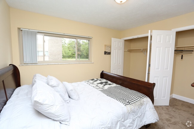 2BR,2BA - 926 SF - Bedroom - Regency Apartments at Southland