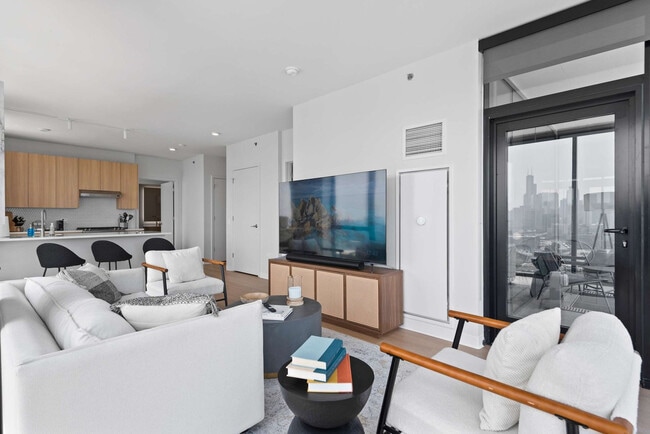 Photo - 901 W Blackhawk St Unit FL24-ID1029653P