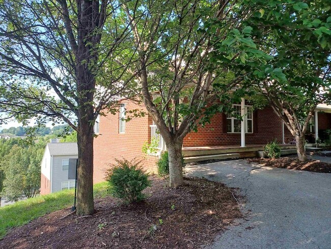 Photo - 365 Tall Oak Blvd NW