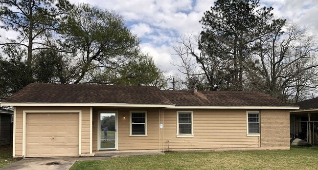 Building Photo - 825 Smelker Ave