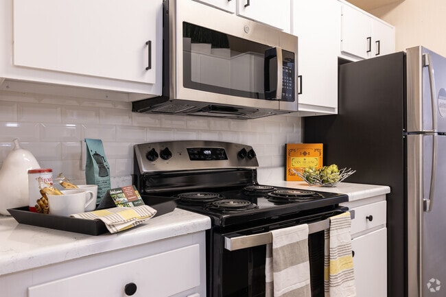 2BR, 2BA - 1,025SF - Kitchen - White Oak Apartments