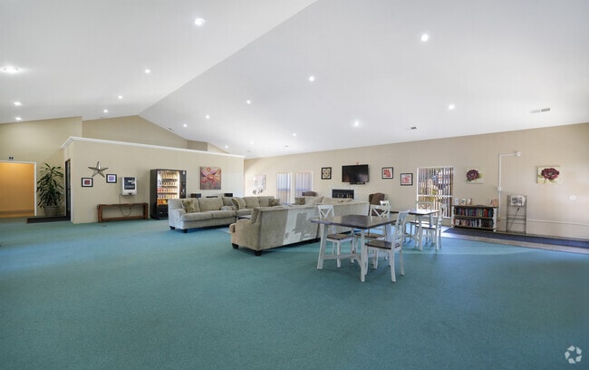 Lobby Photo - Quail Hollow Apartments
