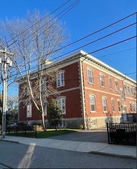 Building Photo - 12 Elm St