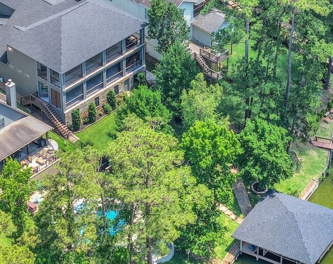 Building Photo - 270 Lake Grove Dr