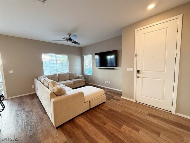 Photo - 525 Mossy Cup St